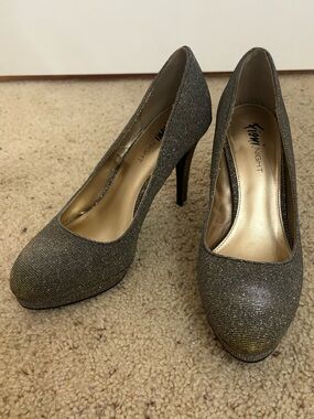 Sparkly High Heel Pumps